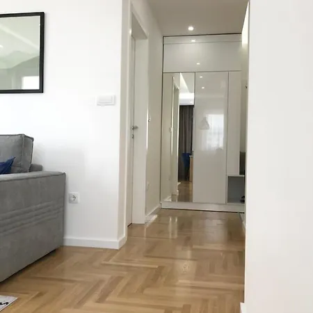 Lakeview Apartment, East Sarajevo 아파트 *
